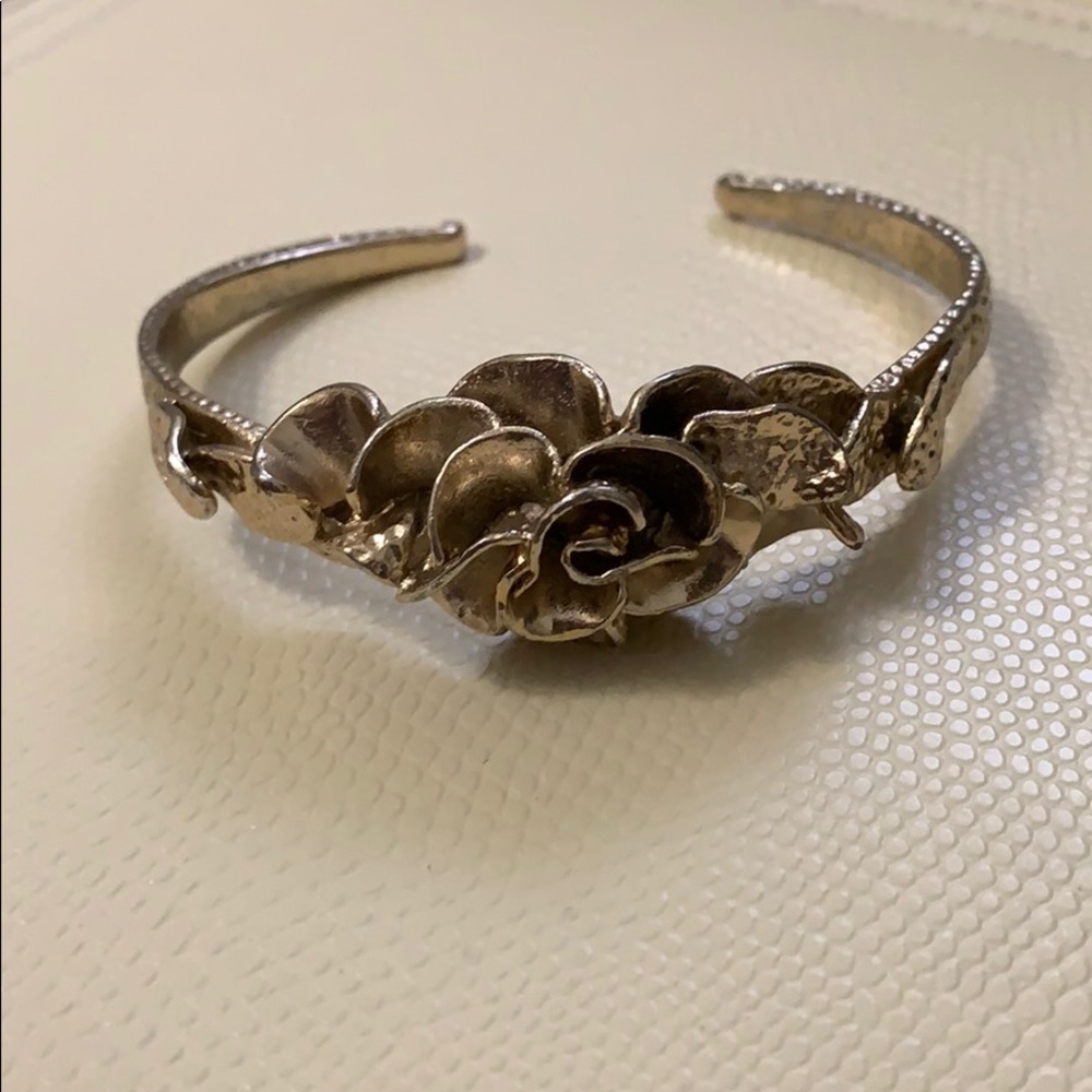 Kendra Scott rose bracelet in gold